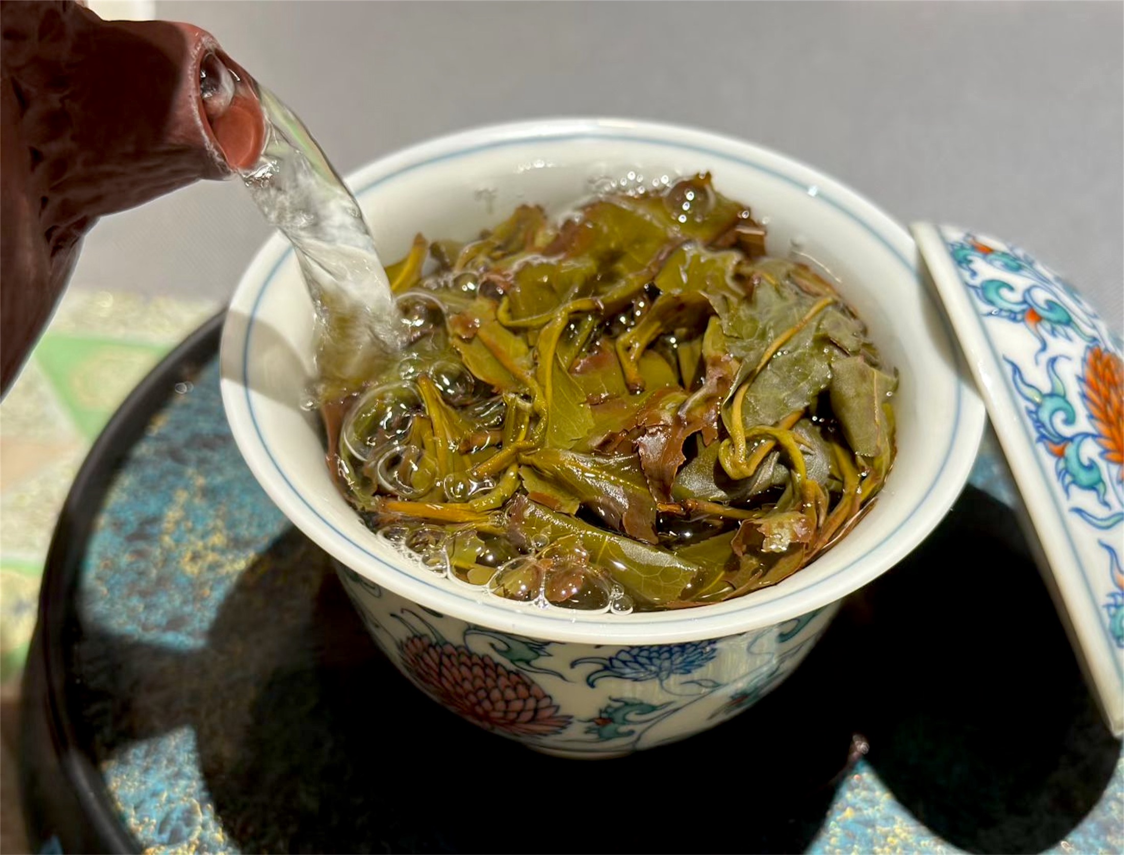 热水注入盖碗，茶叶舒展